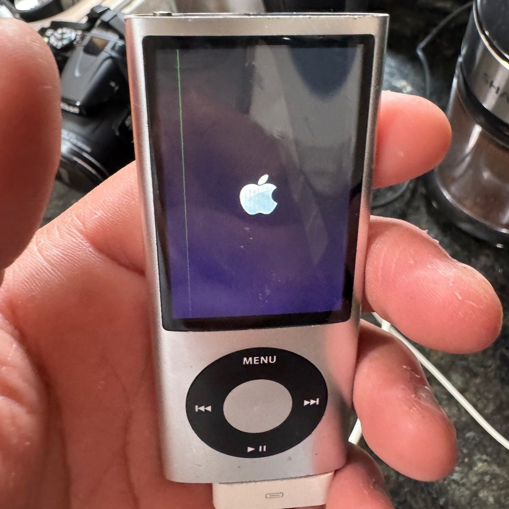 Apple iPod Nano 5th Gen 8GB Silver Model A1320 Video Camera - For Parts Repair